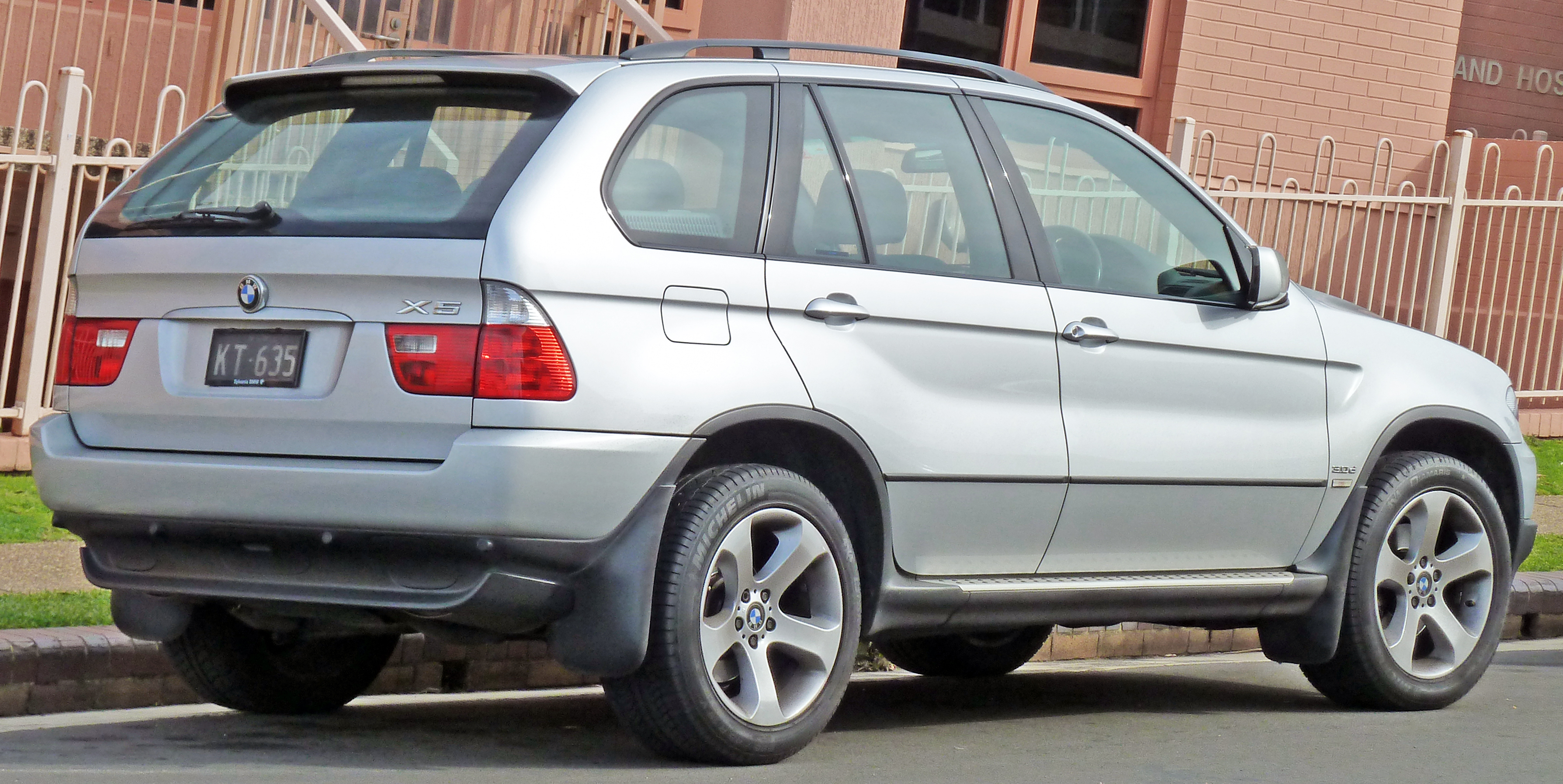 2003-2006_BMW_X5_(E53)_3.0d_02.jpg
