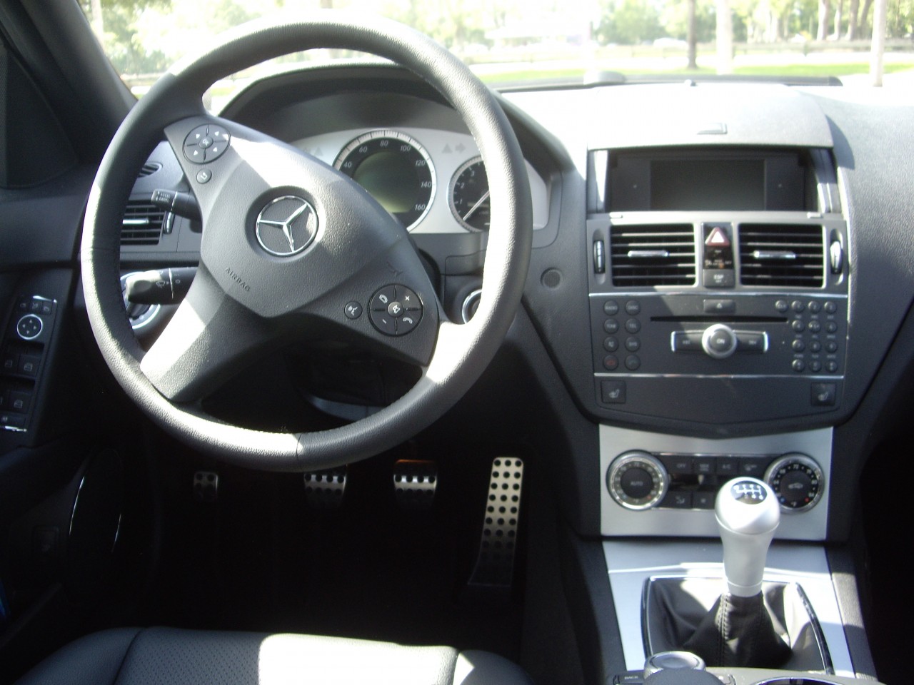 2007_Mercedes-Benz_C300_Avantgarde_(W204)_interior_01.jpg