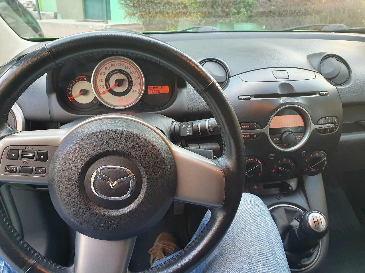 mazda2.jpg.ea34fd92b1509c194cc16e95166b54fe.jpg