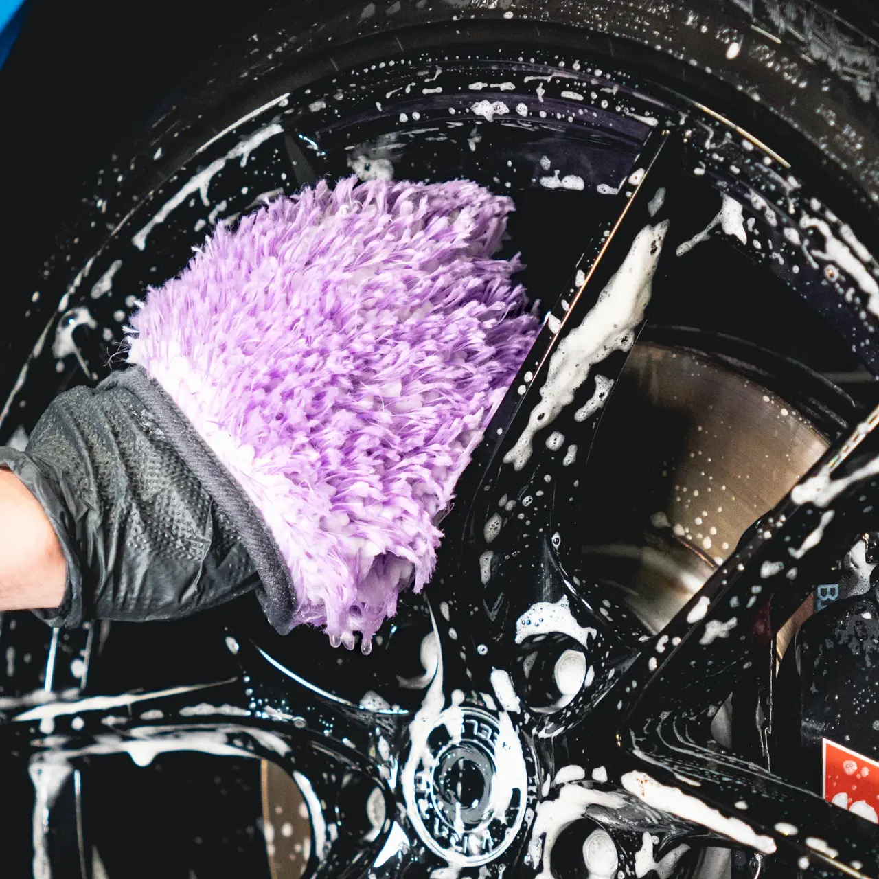 1500x1500_product_media_44001-45000_Monster_Shine_Fugu_Viscose_Wheel_Mitt_2.webp.2d4cc0a366e9edb69aba0a36f6c22939.webp