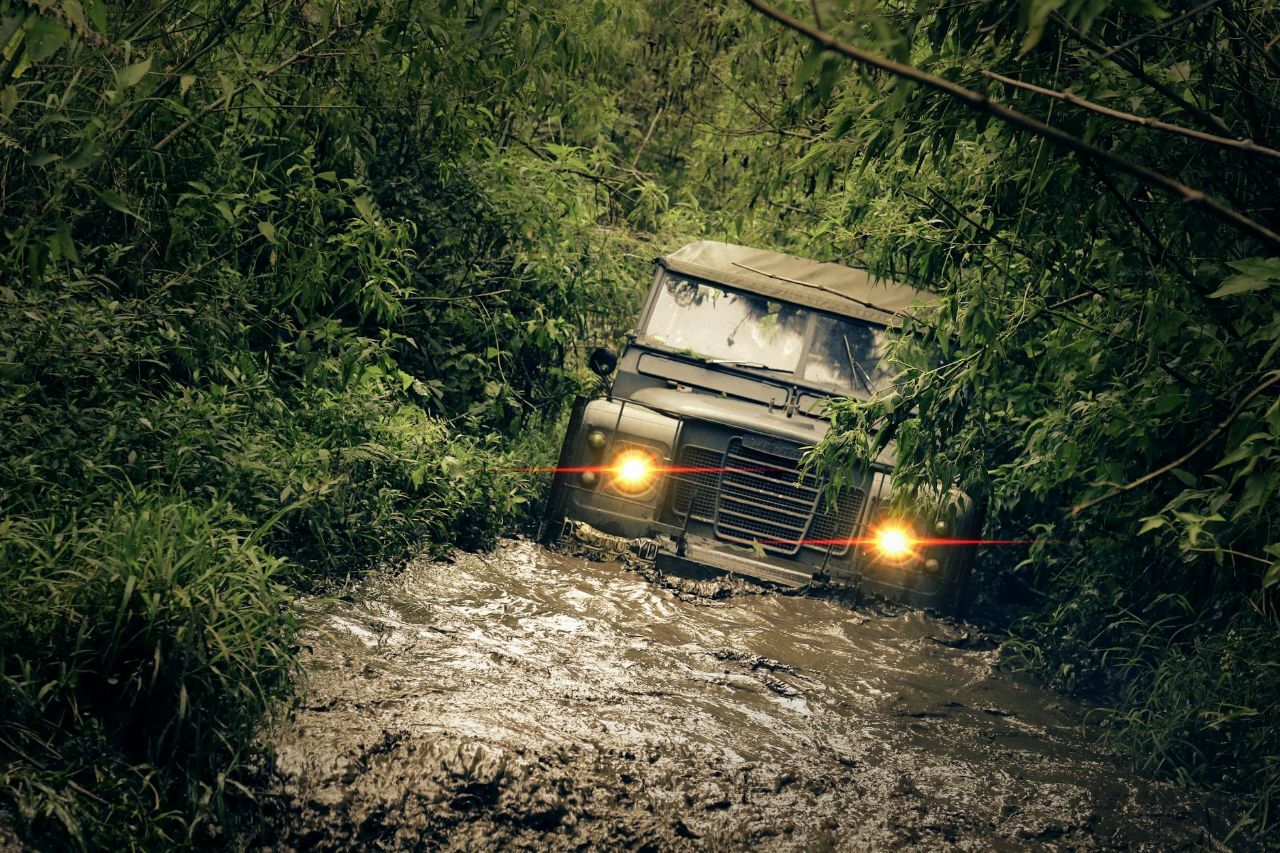 Terenowe auto jadące po błocie