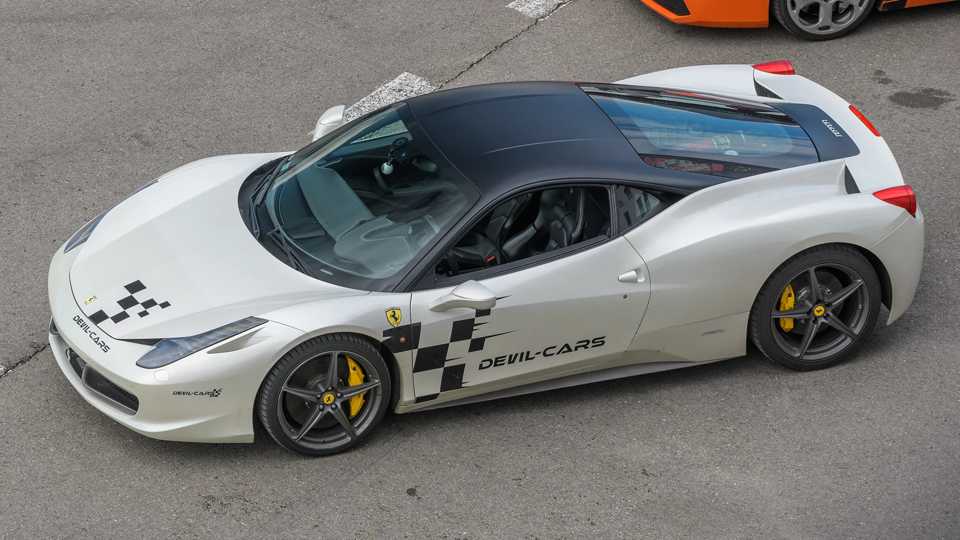 Więcej informacji o „Ferrari Italia 458 – przejażdżka, która zamienia prezent w przeżycie”