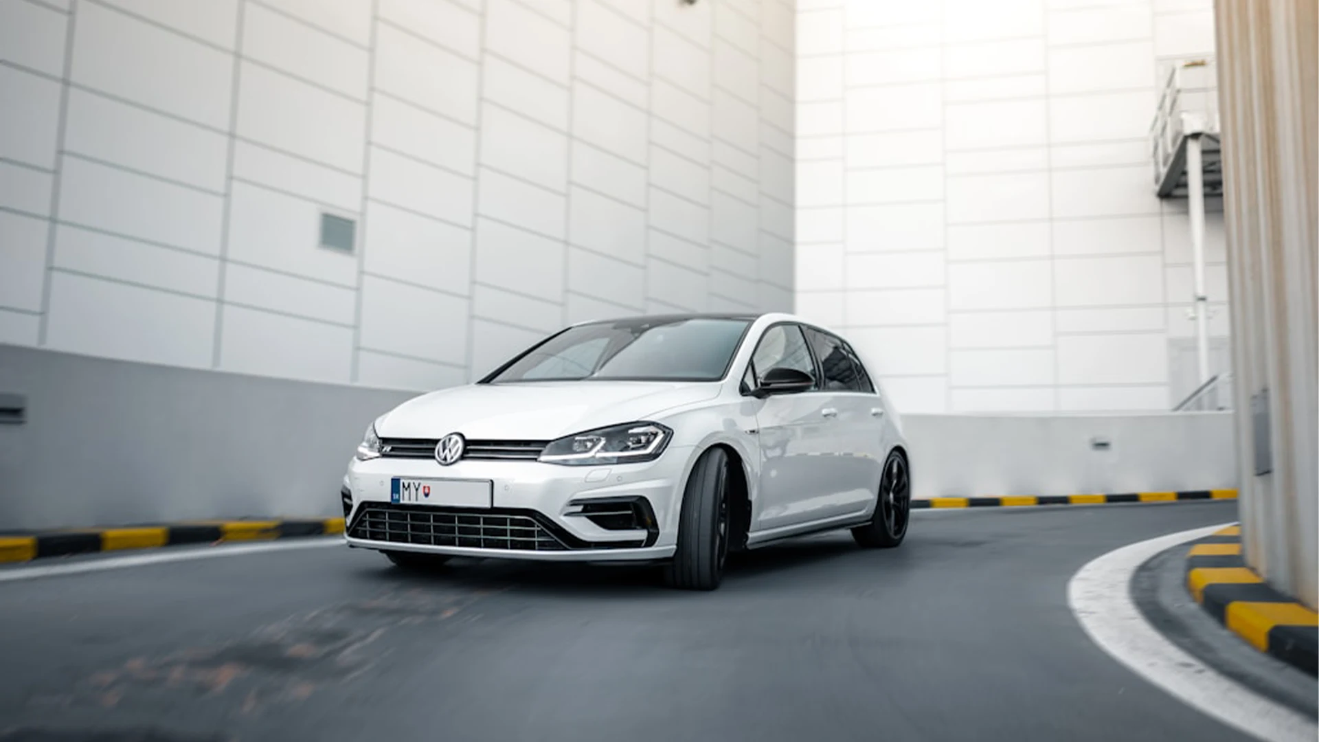 Więcej informacji o „Nowoczesne systemy bezpieczeństwa w samochodach Volkswagen – co warto wiedzieć?”